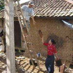 Seorang perempuan di Bungbangsari ikut serta membangun kembali rumahnya