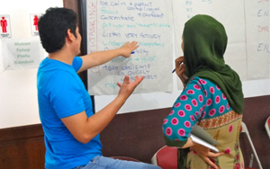 Dua orang penerjemah sukarela mendiskusikan materi pelatihan penerjemah yang diadakan oleh JRS pada tanggal 10-16 Juni 2014.