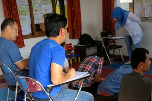 Suasana kelas bahasa Inggris untuk para pengungsi dan pencari suaka yang diampu oleh Laila, seorang pengungsi sekaligus guru sukarela.